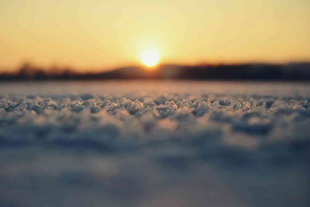 sunrise-over-a-snowy-landscape-with-frosted-ground.webp